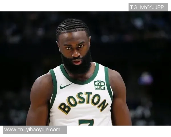 杰伦布朗赛场趣事发际线失守OG球衣遭殃引发球迷热议